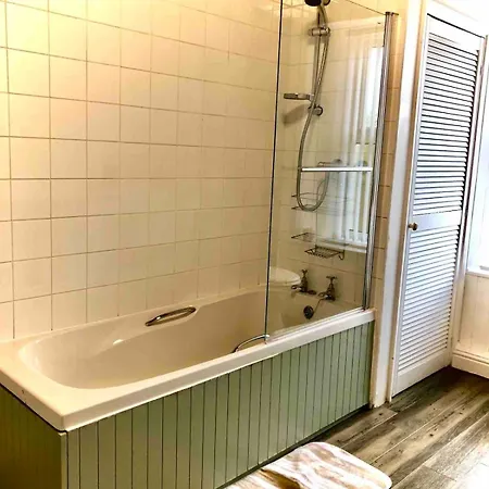 The Mirehouse - Georgian Rural Retreat